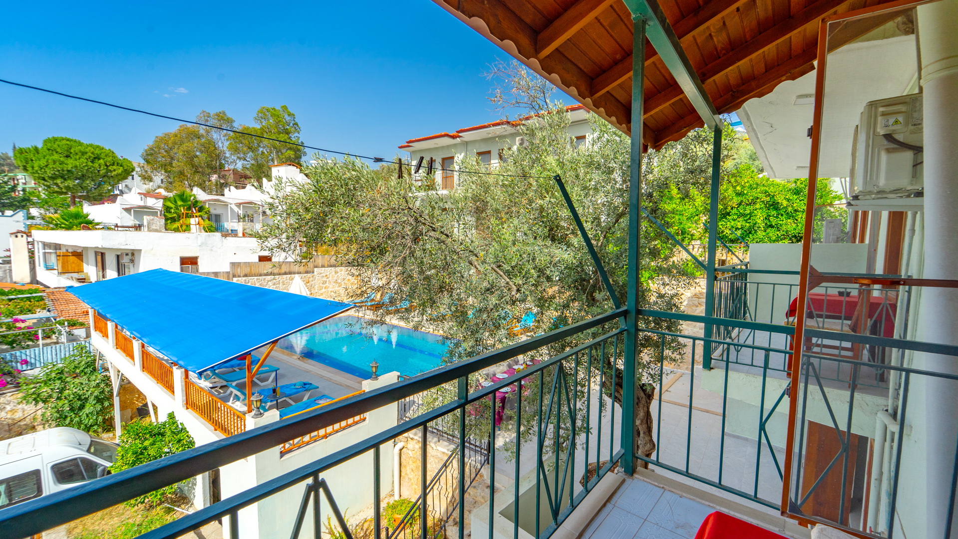 Pool- und Gartenatmosphäre auf der Zimmerseite