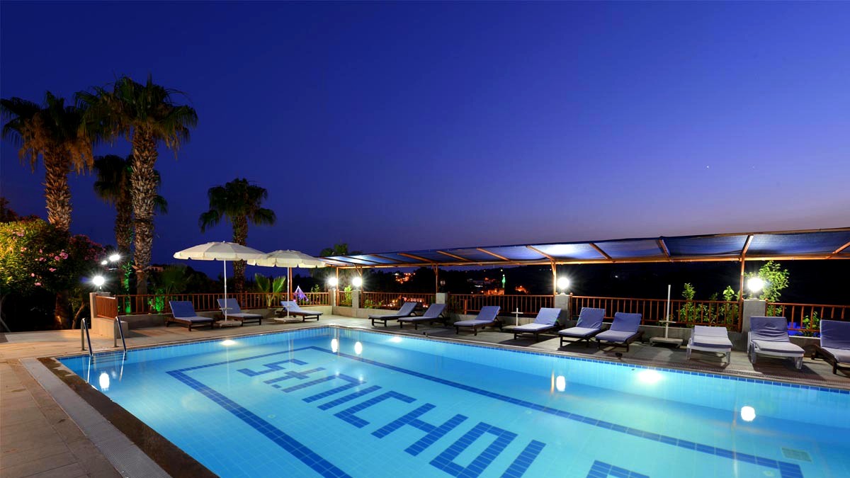 Akşam havuz atmosferi