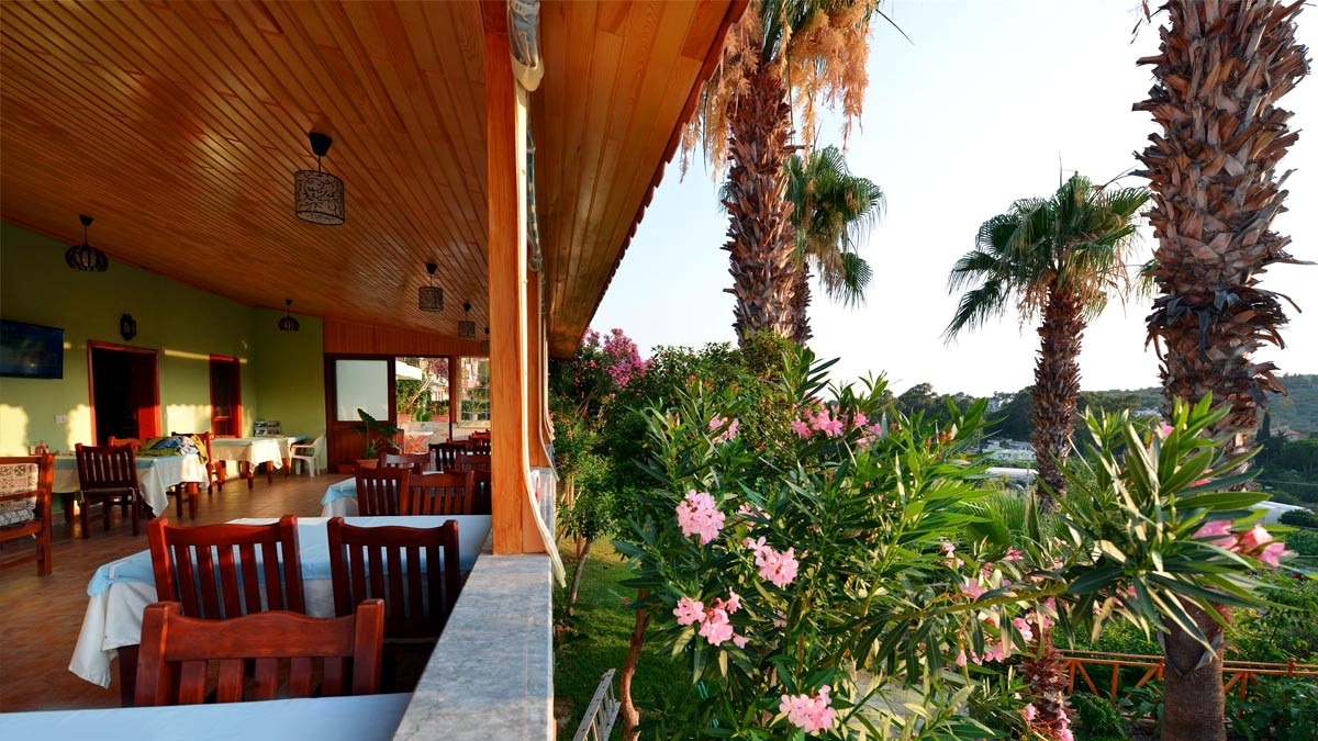 Bahçe kenarında ortak alan