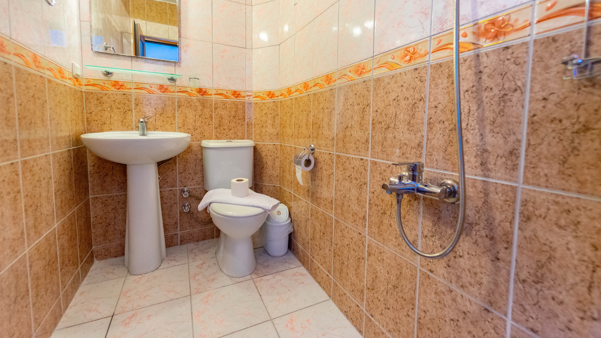 Badansicht im Standard-Doppelzimmer