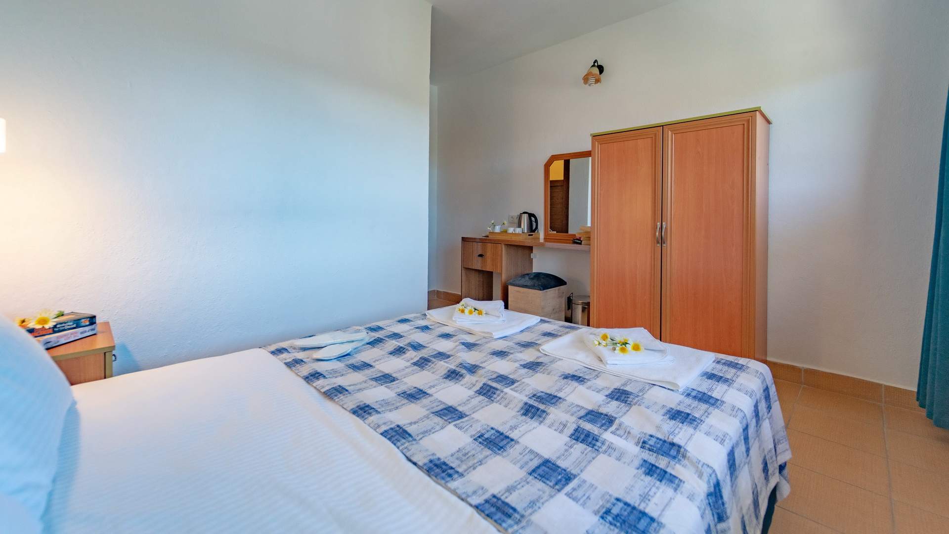 Schrank- und Tischbereich im Standard-Doppelzimmer