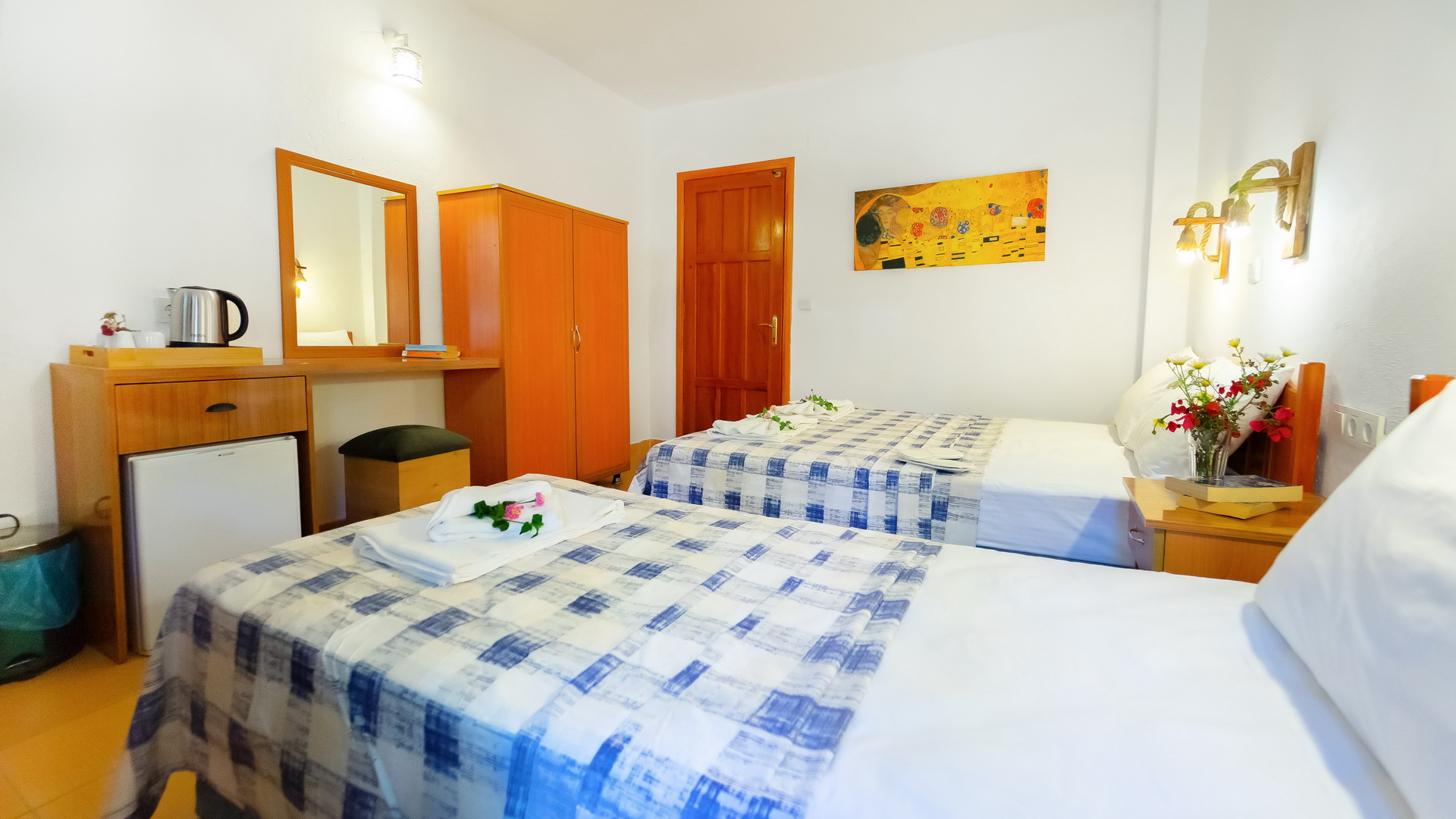 Tisch- und Schrankbereich im Dreibettzimmer