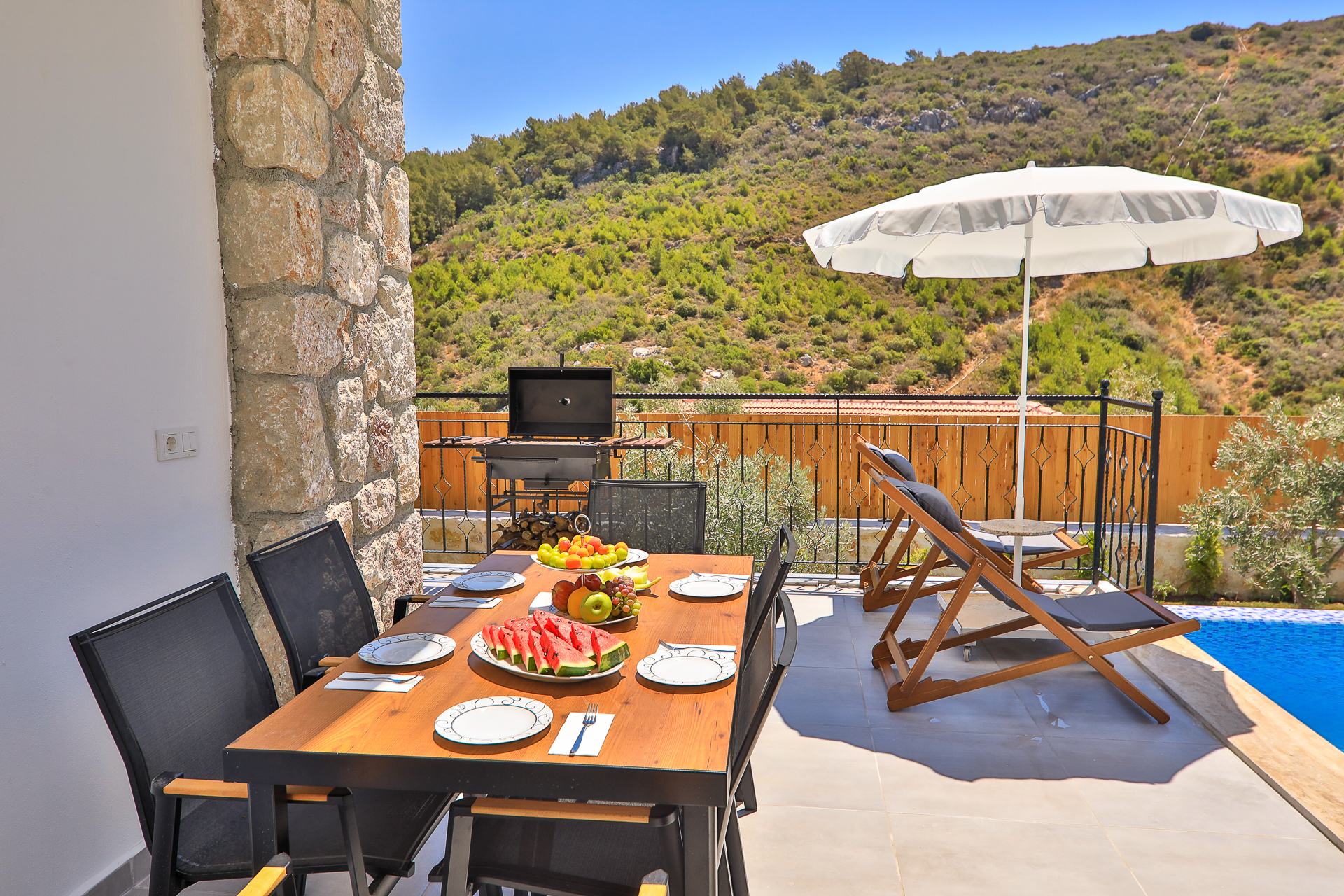 Terrasse und Essbereich der Villa Delfin Green