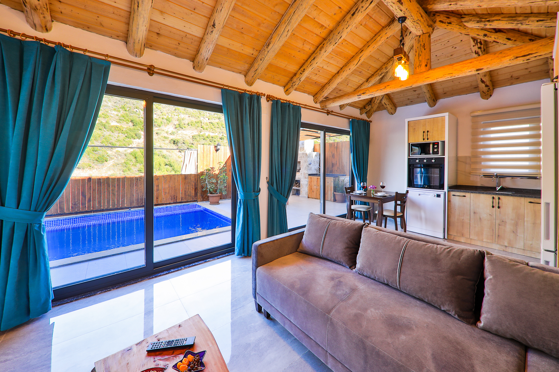 Wohnbereich und Küche der Villa Delfin Lila